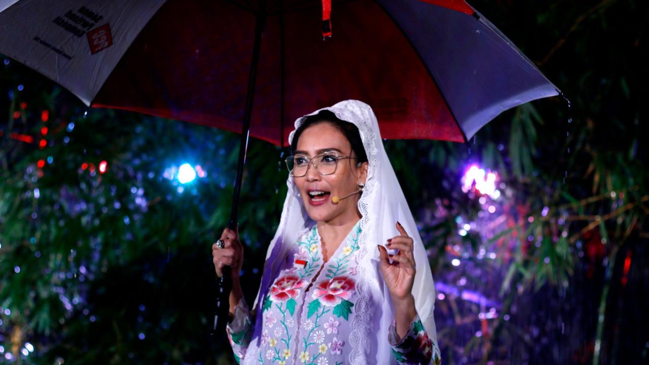 Anggota Komisi VI DPR RI Rieke Diah Pitaloka membacakan orasi kebudayaan.