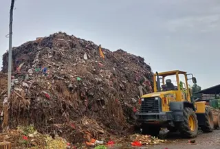 Personel dan armada truk dari jajaran Dinas Lingkungan Hidup DKI Jakarta mengangkut tumpukan sampah di Pasar Induk Kramat Jati, Jakarta Timur. (Antara)