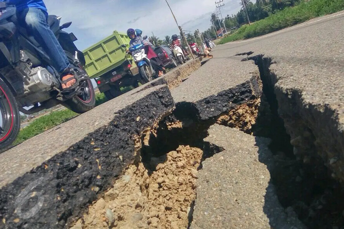 20161208-Gempa Sebabkan Jalan Retak di Pidie Jaya Aceh-Aceh