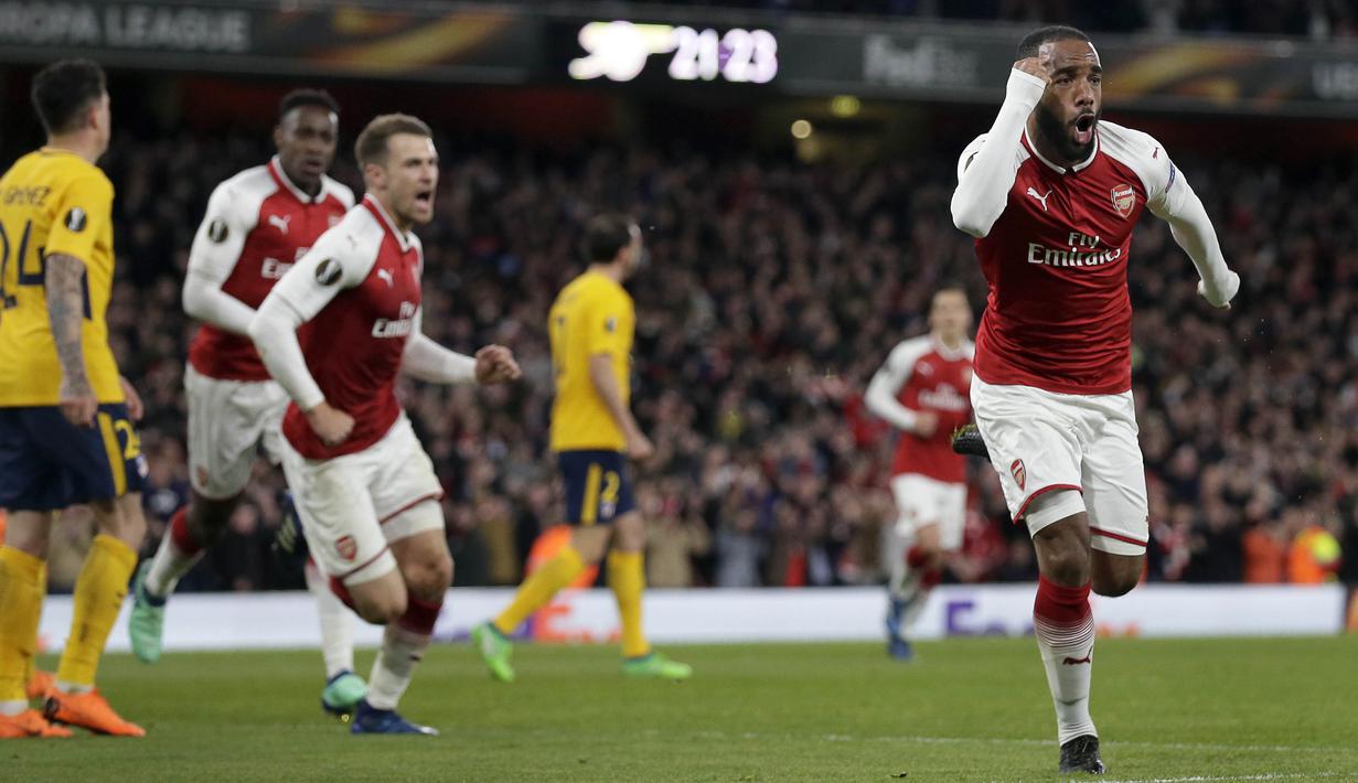 Striker Arsenal, Alexandre Lacazette, melakukan selebrasi usai mencetak gol ke gawang Atletico Madrid pada laga semifinal Liga Europa di Stadion Emirates, Kamis (26/4/2018). Arsenal ditahan 1-1 oleh Atletico Madrid. (AP/Tim Ireland)