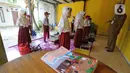 Murid kelas III SDN 02 Pondok Petir mengikuti kegiatan belajar mengajar di teras rumah salah satu siswa di Depok, Senin (31/08/2020). Mereka belajar 2 - 3 minggu sekali karena para siswa kesulitan belajar daring akibat beban paket data dan tidak semua memiliki smartphone. (merdeka.com/Arie Basuki)