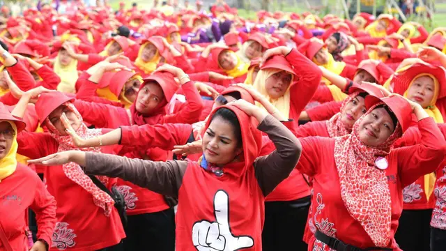 Cawagub Puti Guntur Soekarno senam bersama warga Lumajang
