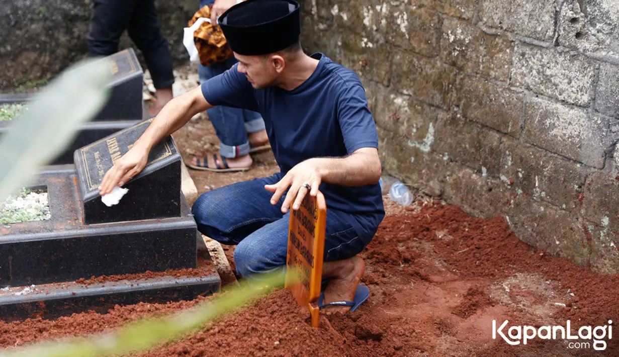 Sebelum pemakaman Ramzi mengungkapkan bahwa sang ibu sakit obesitas yang kronis. Semakin hari semakin besar. [Foto: Budy Santoso/KapanLagi.com]