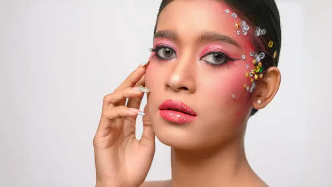 Siap-siap Berdandan Glamor, Tren Makeup 2025 Bakal Bikin Kamu Tercengang! (Foto dok : Freepik/jcomp)