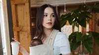 Potret Alyssa Daguise Santai Gendong Baby Soso, Sambut Usia 2 Bulan Sang Putri