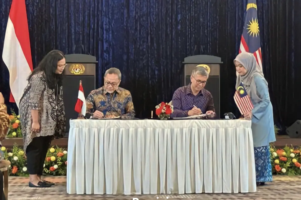 Menteri Perdagangan Zulkifri Hasan alias Zulhas bersama Menteri Perdagangan Internasional dan Industri Malaysia Tengku Zahrul Aziz menandatangani perpanjangan Perjanjian Perdagangan Perbatasan Indonesia-Malaysia (BTA)