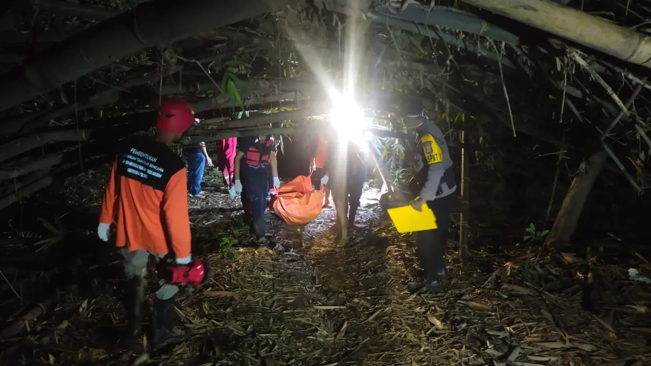 Proses evakuasi penemuan sesosok mayat di aliran Sungai Progo, Bantul.