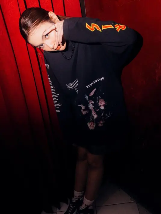 Selain mewah, hitam juga bisa diterapkan di tema street style. Mahalini sukses usung konsep ini dan tetap memesona. [Instagram @mahaliniraharja]