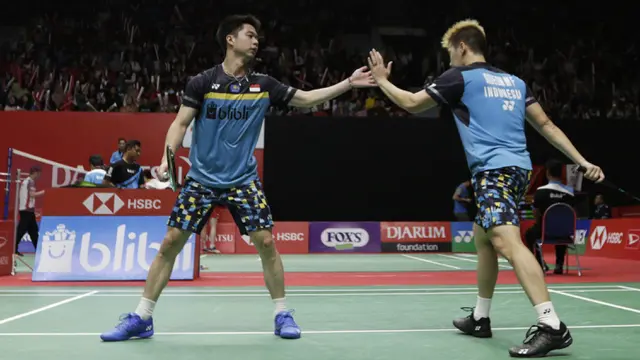 Ganda putra Indonesia, Kevin Sanjaya / Marcus Gideon, merayakan kemenangan atas rekan senegaranya. (Bola.com/Yoppy Renato)