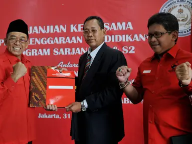 Ketua DPP PDIP bidang Ideologi dan Kaderisasi Idham Samawi (kedua kiri) bertukar naskah dengan Ketua STIPAN, Tjahya Supriyatna (kedua kanan) saat penandatangan kerjasama di Jakarta, Jumat (31/7/2015). (Liputan6.com/Johan Tallo)