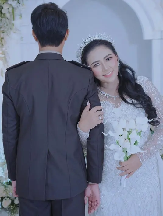 Namun, dalam momen bahagia tersebut netizen justru dibuat penasaran akan ketidakhadiran sang kakak, Via Vallen. Pasalnya, Via Vallen dan sang suami diketahui tengah menjalani ibadah umroh.(Liputan6.com/IG/@ellarose_me)