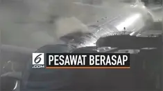 Asap keluar dari kabin pesawat maskapai Air China saat penumpang melakukan boarding. Peristiwa ini terjadi di Bandara Internasional Ibu Kota Beijing.