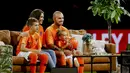 Gelandang Timnas Belanda, Wesley Sneijder bersama sang istri Yolanthe beserta anaknya Xess Xava dan Jessey usai melawan Peru di Amsterdam, Kamis (6/9). Sneijder mengakhiri kariernya setelah 15 tahun bersama Timnas Belanda. (KOEN VAN WEEL/ANP/AFP)