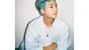 Cuttingan rambutnya yang dipadukan dengan warna biru cerah membuat penampilan RM menjadi cool dan lebih fresh/copyright instagram/bts.bighitofficial