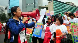 Seorang peserta melakukan orasi saat aksi unjuk rasa di Bundaran HI, Jakarta, Minggu (8/3). Mereka mendesak disahkannya RUU Perlindungan Pekerja Rumah Tangga (RUU PPRT) yang masuk dalam Prolegnas 2015. (Liputan6.com/Yoppy Renato)