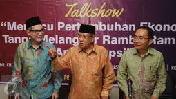 Ketua PBNU, Said Aqil Siroj (tengah) saat mengikuti diskusi Memacu Pertumbuhan Ekonomi Tanpa Melangggar Rambu-Rambu Anti Korupsi di Gedung PBNU, Jakarta, Senin (16/11/2015). Diskusi menyoal hubungan ekonomi dan korupsi. (Liputan6.com/Helmi Fithriansyah)