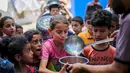 Menurut Kementerian Kesehatan Gaza, sedikitnya 549 warga Palestina tewas dan lebih dari 4.000 orang terluka akibat penembakan tentara Israel di dekat pusat bantuan dan lokasi truk makanan Perserikatan Bangsa Bangsa (PBB) sejak 27 Mei 2025. (Eyad BABA/AFP)