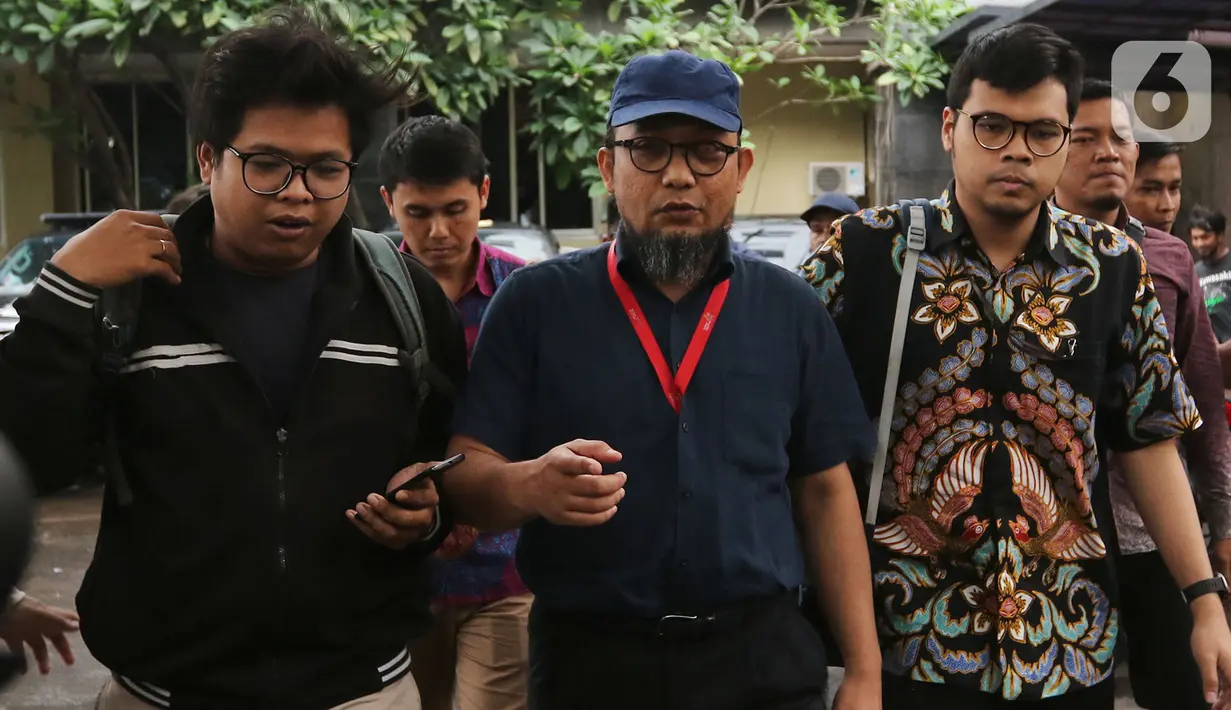 Penyidik senior KPK Novel Baswedan (tengah) saat jeda pemeriksaan kasus penyiraman air keras terhadapnya di Polda Metro Jaya, Jakarta, Senin (6/1/2020). Polisi memeriksa Novel Baswedan sebagai saksi setelah menetapkan dua tersangka penyerangan.(Liputan6.com/Johan Tallo)