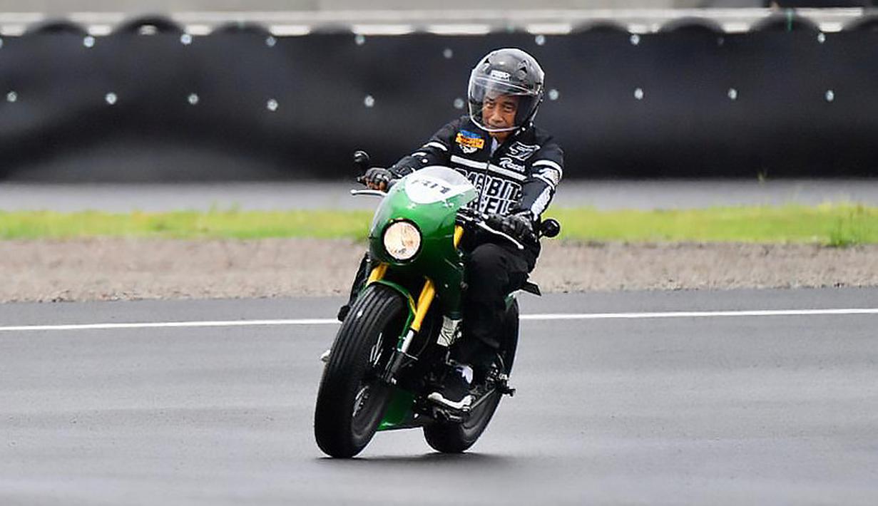 Jokowi mengendarai motor custom dengan warna hijau garapan Katros Garage. Dia mengenakan setelan jaket hitam dan sepatu sneakers saat menjajal sirkuit Mandalika. (Istana Kepresidenan/Agus Suparto)