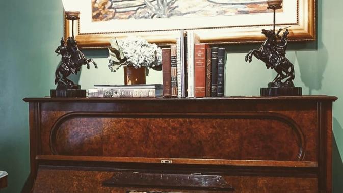 Piano antik buatan Jerman yang dipajang di Warung Bakso Jendela. (dok. Instagram @warungbaksojendela/ https://www.instagram.com/p/CLE8sCSFbKi/?igshid=1g4zbzrdvhess / Melia Setiawati)