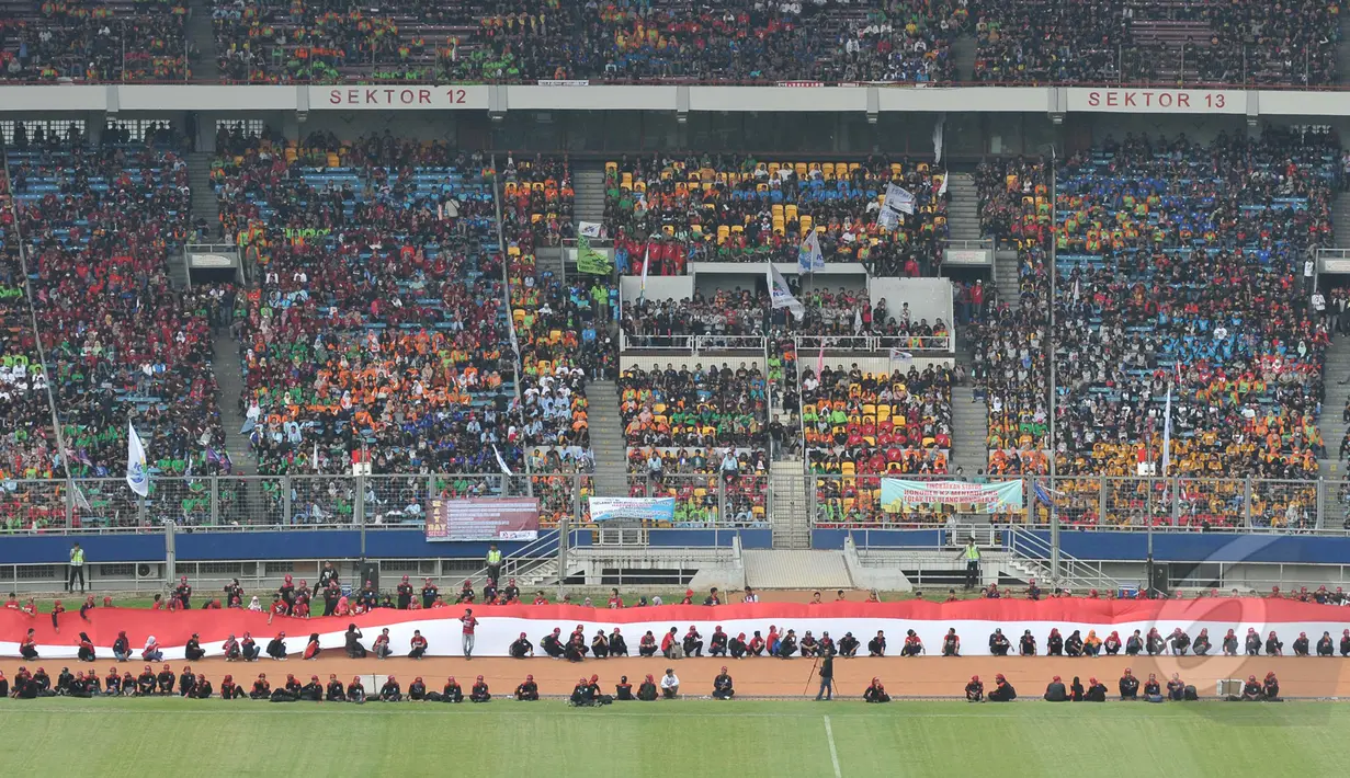 Ribuan buruh menyaksikan pertunjukkan di SGBK saat memperingati perayaan hari buruh sedunia (May Day), Jakarta, Jumat (1/5/2015). Mereka menuntut melawan kebijakan upah murah dan kenaikan upah setiap lima tahun sekali. (Liputan6.com/Herman Zakharia)