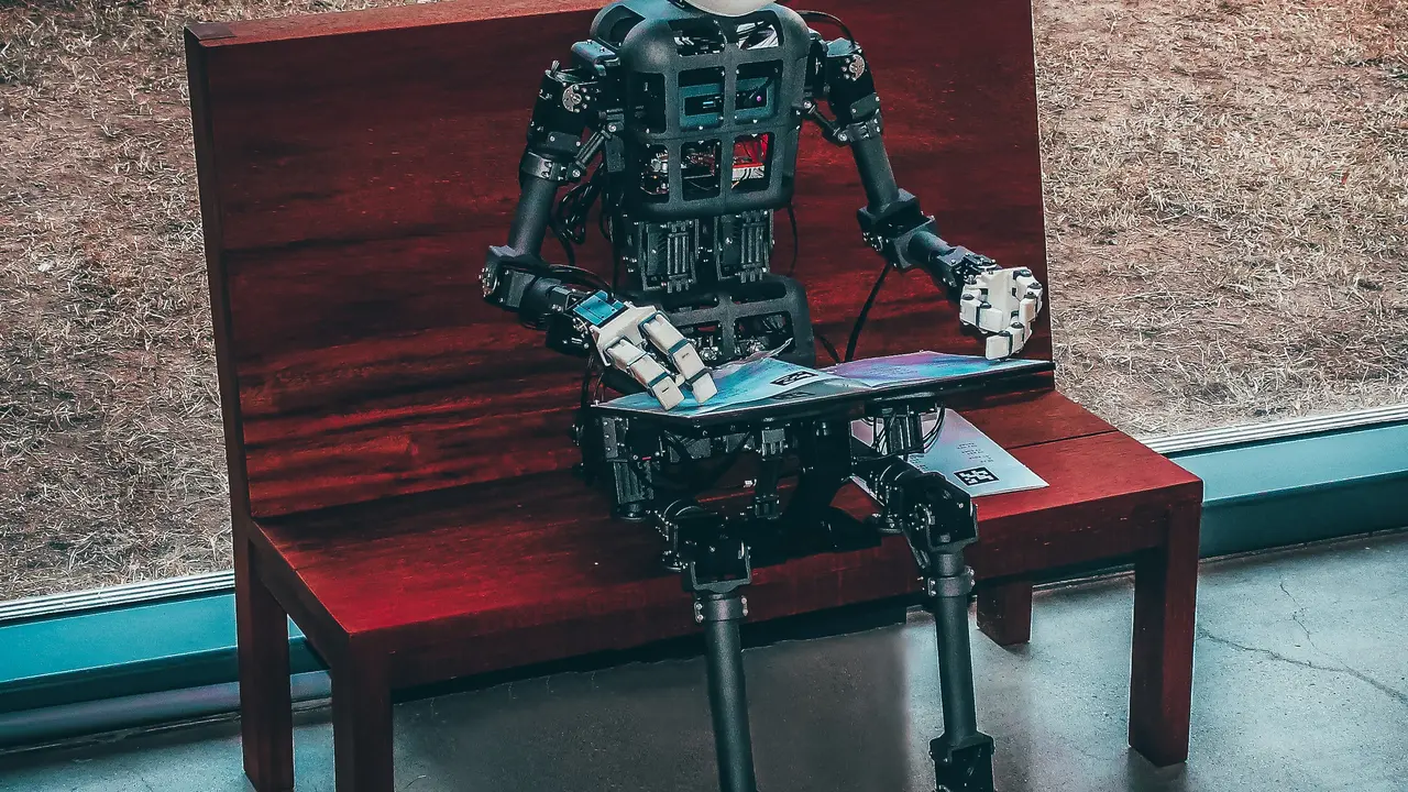 Ilustrasi robot berbahasa isyarat. Photo by Andrea De Santis on Unsplash