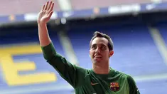 Penjaga gawang Chile, Claudio Bravo, resmi bergabung di klub Spanyol, Barcelona, dan diperkenalkan di Stadion camp Nou, (7/7/2014). (AFP PHOTO/Josep Lago)