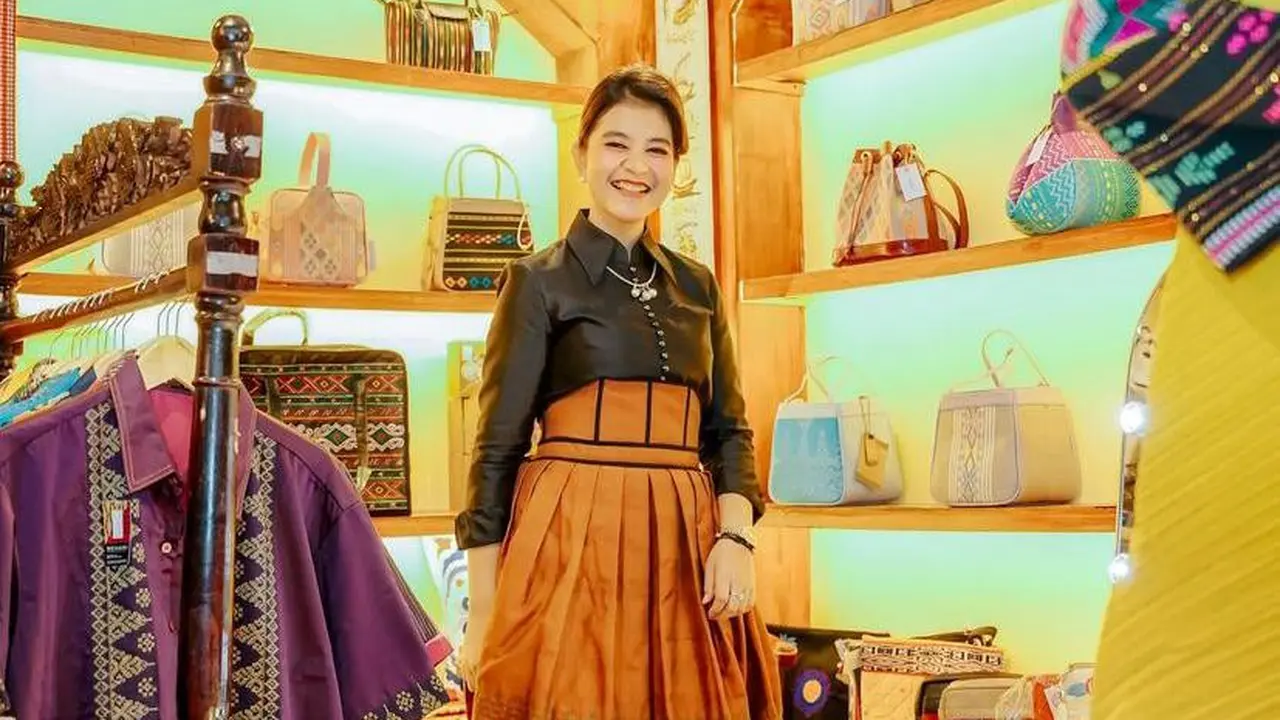 Gaya Casual Chic Kahiyang Ayu Padukan Rok High Waist Batik dengan Sneakers