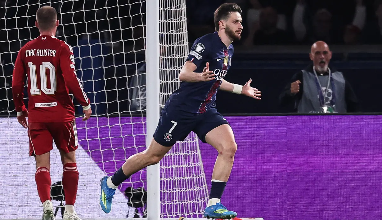 Kvaratskhelia menunjukkan konsistensi tinggi sejak babak 16 besar. Pergerakannya di sisi kiri menjadi kunci dalam membuka ruang serangan PSG. (AFP/Anne-Christine)