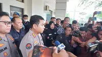 Kabid Humas Polda Jambi Kombes Pol Mulia Prianto saat memberikan keterangan pers tentang kondisi evakuasi helikopter jatuh yang ditumpangin Kapolda Jambi. (Liputan6.com/gresi plasmanto)