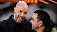 Pelatih Manchester United, Erik Ten Hag (kiri) dan pelatih Barcelona, Xavi sebelum pertandingan leg pertama play-off babak gugur Liga Europa 2022/2023 yang berlangsung di Camp Nou, Jumat (17/2/2023). (AFP/Pau Barrena)