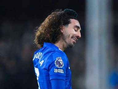 Pemain Chelsea, Marc Cucurella, meninggalkan lapangan setelah diganjar kartu merah saat melawan Fulham pada pekan ke-21 Premier League di Stadion Craven Cottage, Kamis (8/1/2026) dini hari WIB. (AP Photo/Dave Shopland)