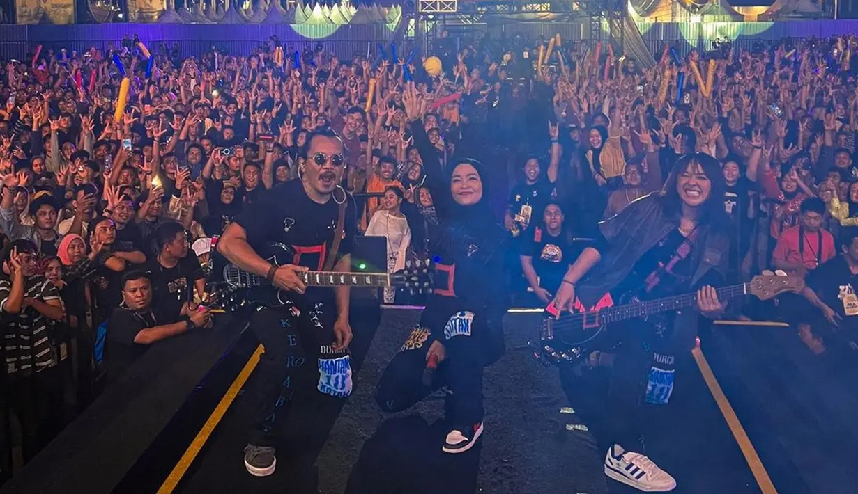 Dirinya pun memilih untuk membuat laporan ke pihak kepolisian atas dugaan pelanggaran hak cipta. Tak sendiri, saat mendatangi Polda Metro Jaya, ia turut serta didampingi oleh sang kuasa hukum serta dua mantan personel band Kotak lain. (Liputan6.com/IG/@kotakband_)