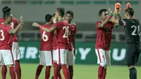 Para pemain Timnas Indonesia U-23 saat melawan Bahrain pada laga PSSI Anniversary Cu 2018 di Stadion Pakansari, Bogor, (26/4/2018). Bahrain menang 1-0. (Bola.com/Nick Hanoatubun)