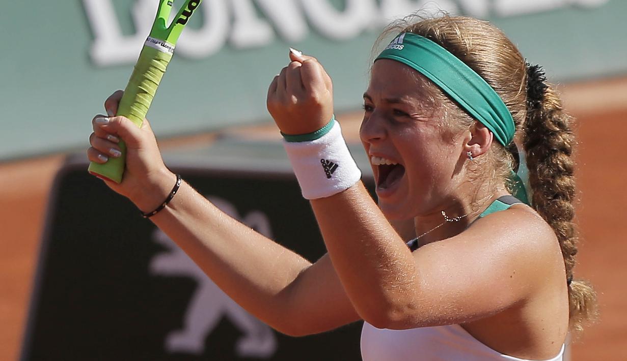 Petenis Latvia, Jelena Ostapenko, melakukan selebrasi usai mengalahkan petenis Swiss, Timea Bacsinszky di semifinal Prancis Terbuka di Roland Garros, Paris Jumat (9/6/2017). Jelena Ostapenko menang dengan skor 7-6(4), 3-6, 6-3. (AP/Michel Euler)