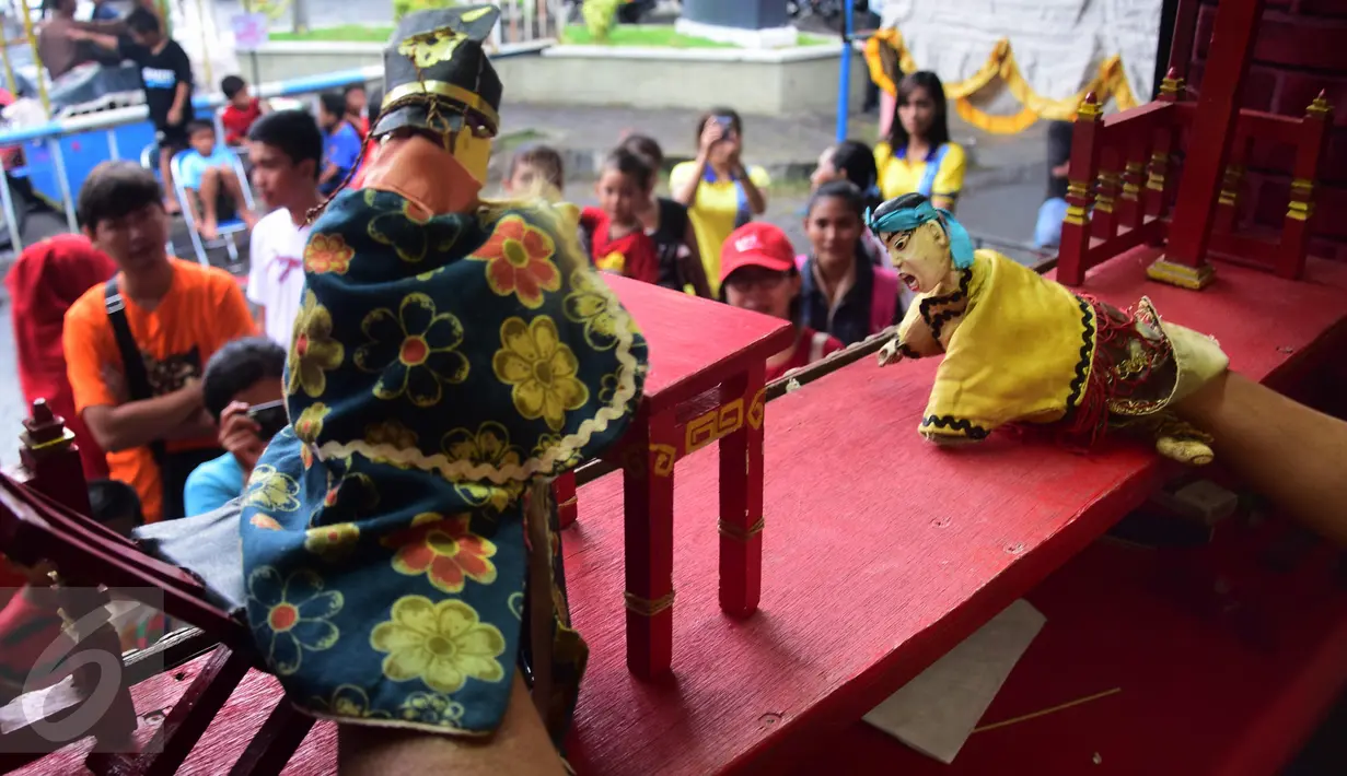Pertunjukkan Wayang Potehi di Kawasan Pecinan Semarang saat acara pekan Pasar Semawis 2016, Jumat (5/2/2016). Wayang Potehi adalah salah satu kebudayaan Tiongkok yang diminati menjelang Imlek. (Foto:Gholib)