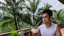 Maulana Indraguna Sutowo, sang suami Dian Sastro terlihat sedang asyik menikmati santapan western. Kedua pasangan suami istri itu menginap di resort yang memiliki pemandangan indah dan bernuansa tropis. (Instagram/therealdisastr)