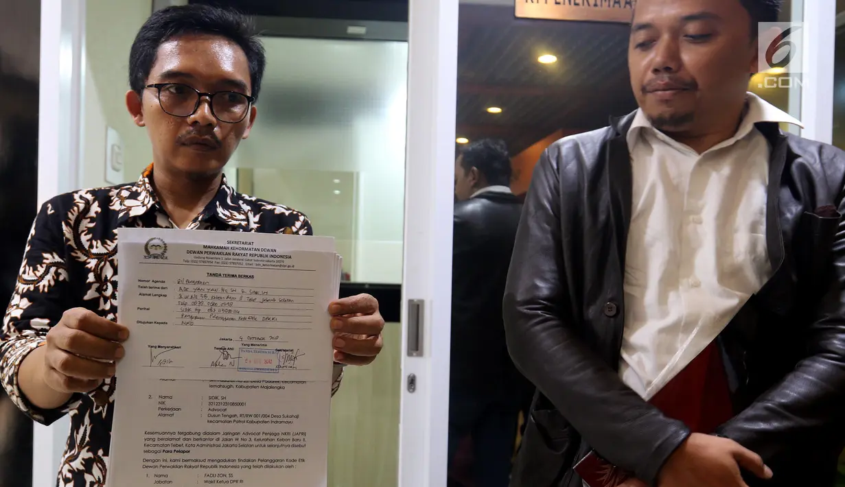 Jaringan Advokat Pengawal NKRI menunjukkan dokumen saat melapor kepada MKD di Gedung Nusantara I, Jakarta, Kamis (4/10). Japri mendesak MKD agar menindak tegas dan memberikan sanksi kepada wakil rakyat itu. (Liputan6.com/JohanTallo)