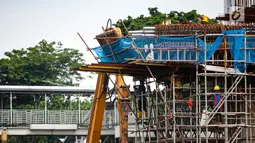 Pekerja melakukan pembangunan proyek LRT Kuningan di Jakarta, Sabtu (1/12). Badan Pusat Statistik mencatat jumlah orang yang bekerja di sektor informal masih yang terbesar di Indonesia. (Liputan6.com/Faizal Fanani)