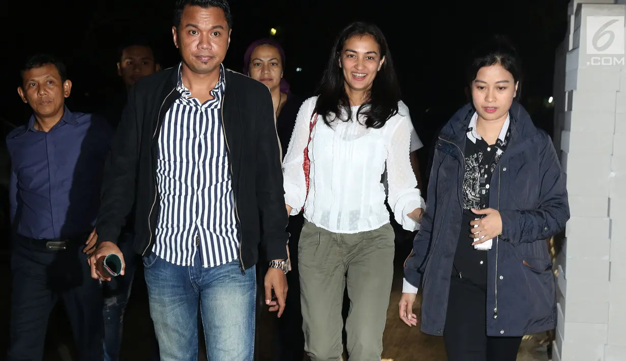 Artis yang juga anak Ratna Sarumpaet, Atiqah Hasiholan (tengah) berjalan menuju ruang Dirreskrimum Polda Metro Jaya, Selasa (23/10). Atiqah diperiksa sebagai saksi terkait berita hoaks penganiayaan Ratna Sarumpaet. (Liputan6.com/Helmi Fithriansyah)