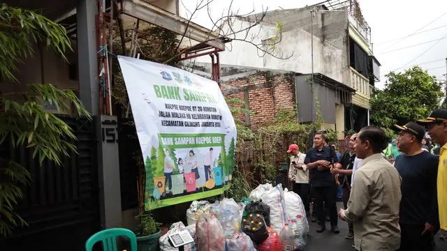 Menteri LH Hanif Faisol Nurofiq meninjau langsung praktik pemilahan sampah rumah tangga di Kelurahan Rorotan, Jakarta Utara.