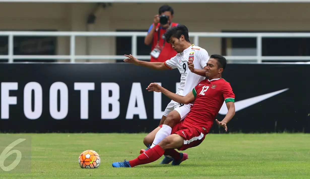 Bek Timnas Indonesia U-22, Ricky Fajrin Saputra (kanan) mencoba menahan pemain Myanmar, Aung Thu saat laga persahabatan di Stadion Pakansari, Kab Bogor, Selasa (21/3). Timnas Indonesia U-22 kalah 1-3 dari Myanmar. (Liputan6.com/Helmi Fithriansyah)