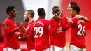 Para pemain Manchester United merayakan gol yang dicetak oleh Mason Greenwood ke gawang Bournemouth pada laga Premier League di Stadion Old Trafford Sabtu (4/6/2020). Manchester United menang 5-2 atas Bournemouth. (AP/Clive Brunskill)