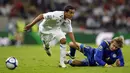 Pemain Inggris, Theo Walcott lepas dari penjagaan pemain Kazakhstan pada kualifikasi Piala Dunia di Stadion Wembley, Inggris, Sabtu (11/10/2015). Namun skill rata-rata Walcott masih di bawah Lionel Messi pada permainan FIFA 16. (AFP Photo/Adrian Dennis)