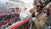 Jerome Boateng di acara perayaan juara Bayern Munchen menjadi jawara Bundesliga, di Marienplatz, Munchen (15/5/2016). Boateng terpilih sebagai Pemain Terbaik Jerman 2016.  (EPA/Alexander Hassenstein)