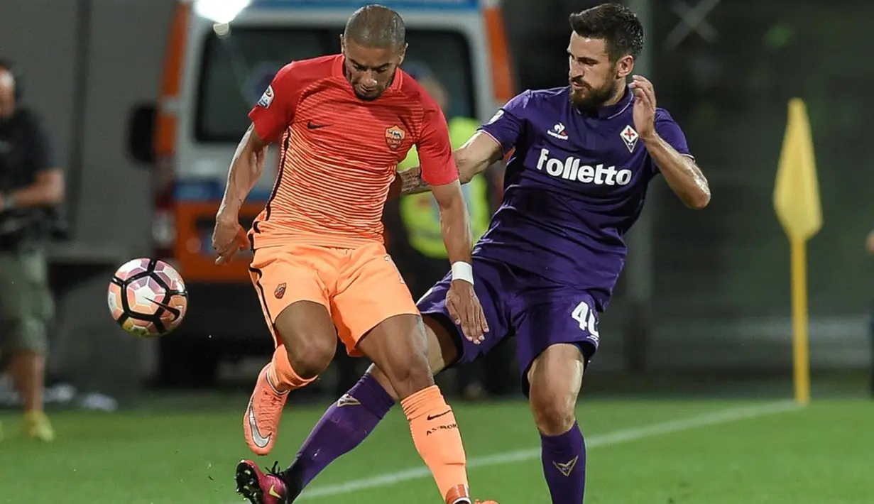 Pemain AS Roma, Bruno Peres (kiri), berebut bola dengan pemain Fiorentina, Nenad Tomovic, pada lanjutan Serie A di Artemio Franchi, Firenze, Senin (19/9/2016) dini hari WIB. (AFP/Andreas Solaro)