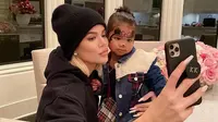 Khloe Kardashian dan putrinya, True Thompson. (dok. Instagram @khloekardashian/https://www.instagram.com/p/B7Y8-o5h9b5/)