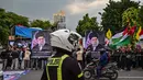 Al-Quds atau Quds sendiri adalah nama Arab untuk Yerusalem. Tampak dalam foto, spanduk bergambar pemimpin tertinggi Iran, Ayatollah Ali Khamenei yang gugur dalam serangan Amerika Serikat dan Israel pada akhir Februari lalu, ditunjukkan dalam aksi unjuk rasa memperingati Hari Al-Quds, di Surabaya, Jawa Timur, Jumat (13/3/2026). (Juni KRISWANTO/AFP)