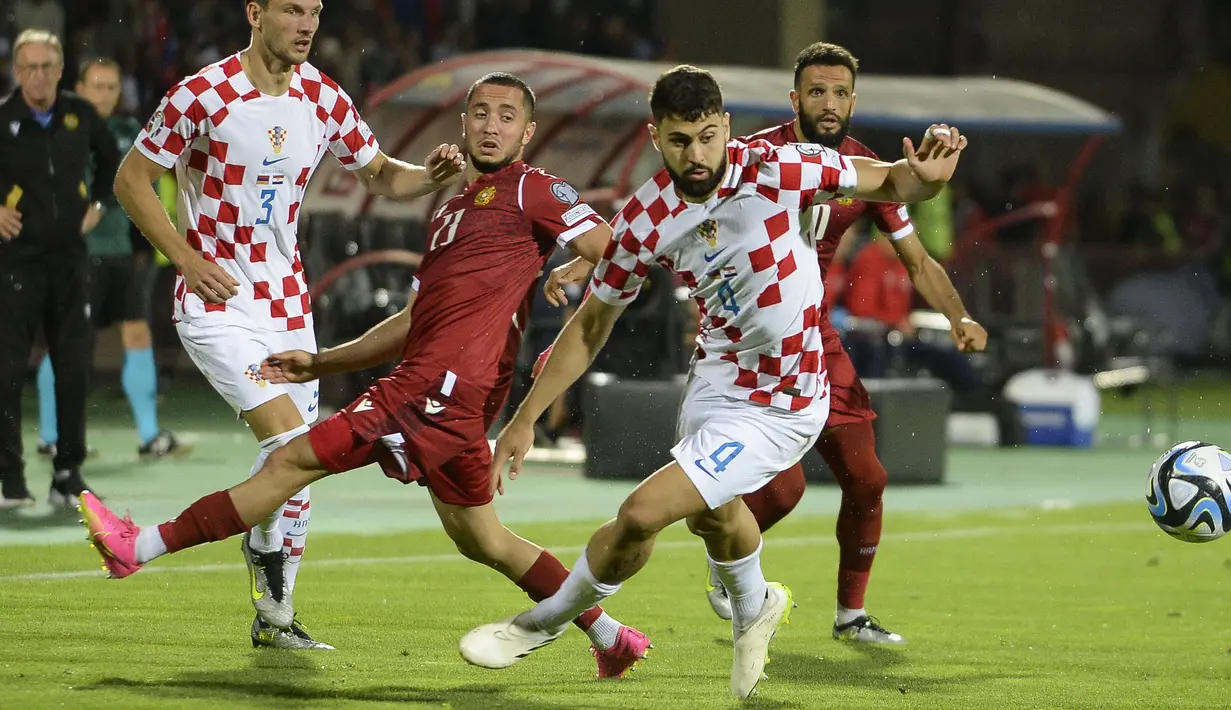 Pemain Kroasia, Josko Gvardiol, berebut bola dengan pemain Armenia, Vahan Bichakhchyan, pada laga Kualifikasi Euro 2024 di Stadion Vazgen Sargsyan Republican, Armenia, Senin (11/9/2023). Kroasia menang dengan skor 1-0. (AFP/Karen Minasyan)