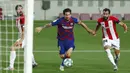 Striker Barcelona, Lionel Messi, berusaha melewati pemain Athletic Bilbao, Mikel Balenziaga, pada laga La Liga di Stadion Camp Nou, Selasa (23/6/2020). Barcelona menang 1-0 atas Athletic Bilbao. (AP/Joan Monfort)